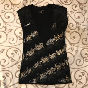 Deep low cut T-Shirt with metallic and muted print